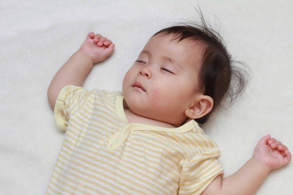 Trẻ sốt do viêm họng mấy ngày thì nên đưa đi viện?
