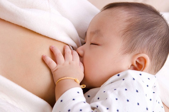 Hướng dẫn cách xử lý sặc sữa ở trẻ sơ sinh