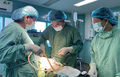 Cô gái 18 tuổi có khối u chứa đầy da và tóc