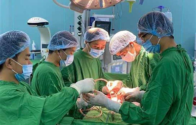 Đi tiểu ra máu, người đàn ông đến bệnh viện khám thì phát hiện ung thư