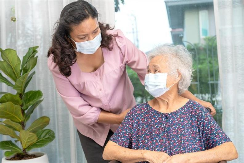 Chăm người thân bị viêm phổi: 5 điều bạn cần biết ngay hôm nay